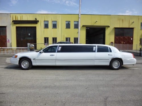 Foto Manenti Srl - noleggio auto, pulman minibus, limousine, auto da cerimonia